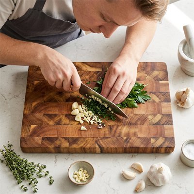Planche à découpe ail coriande